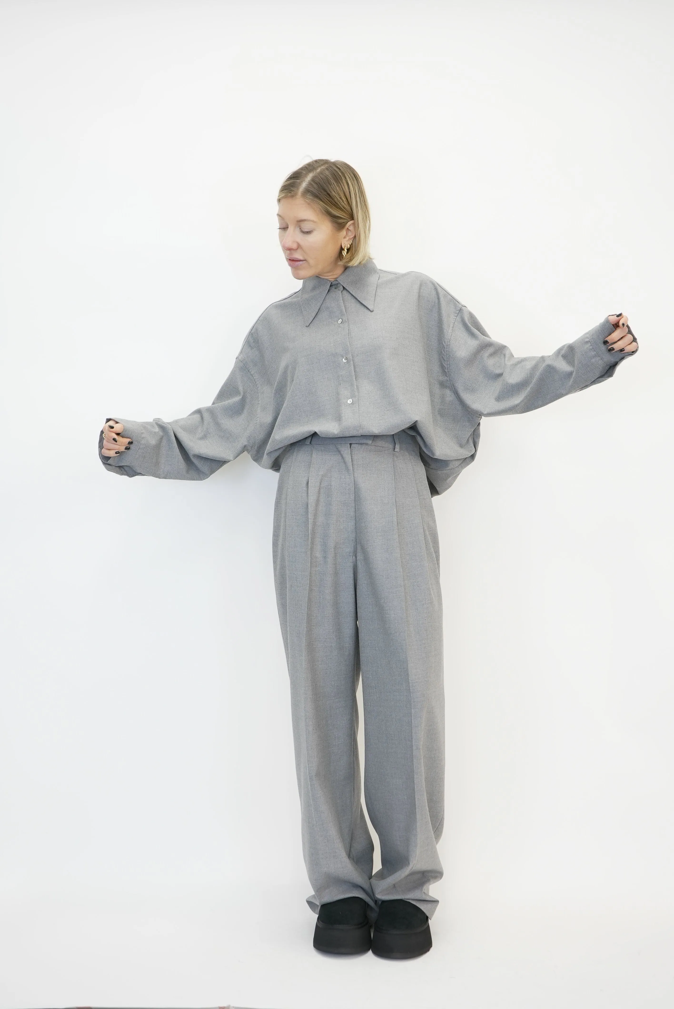 PLEATED PANTS IN GREY